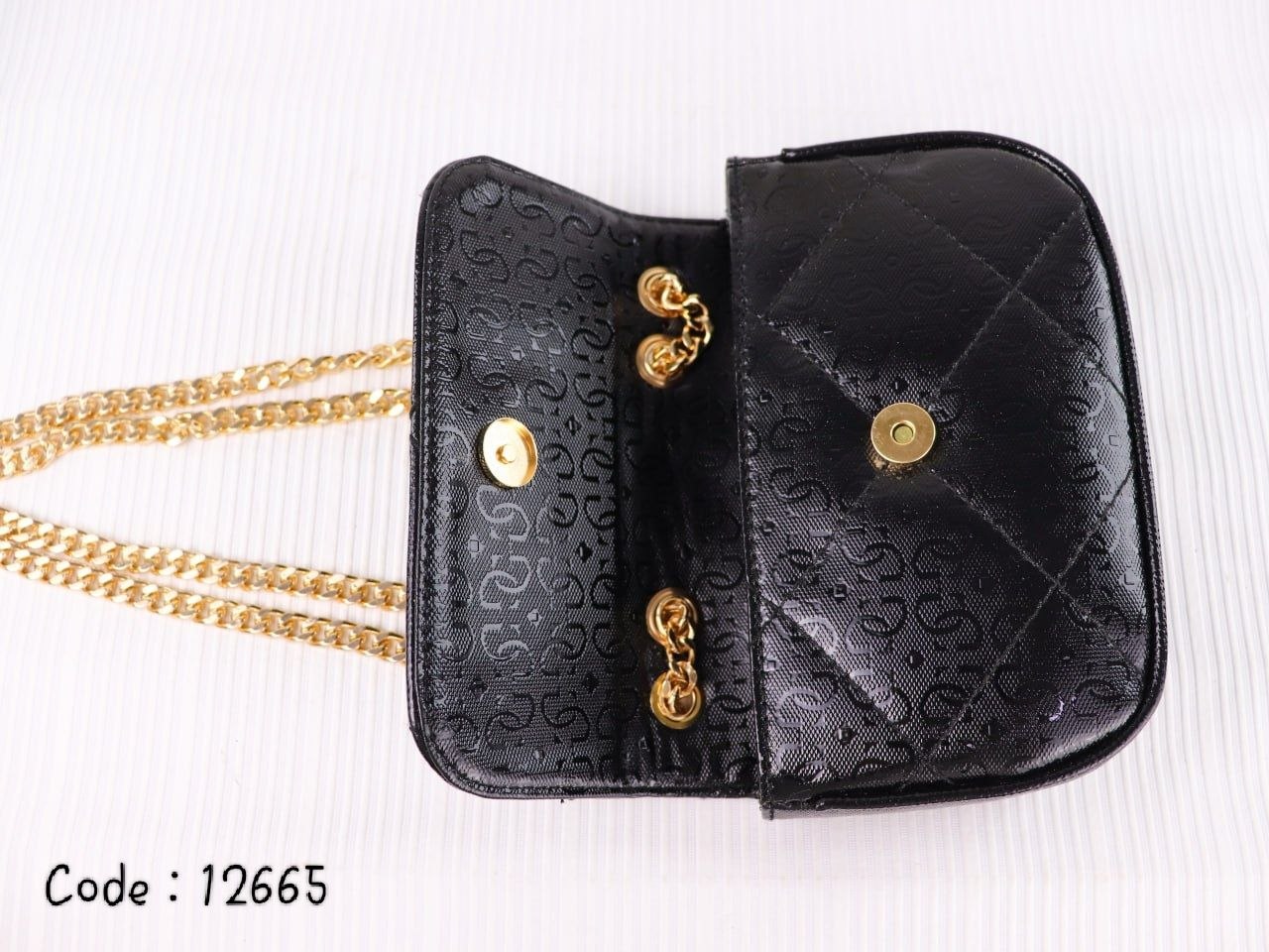 Elevate Your Style: Guess Signature Chain Crossbody Bag