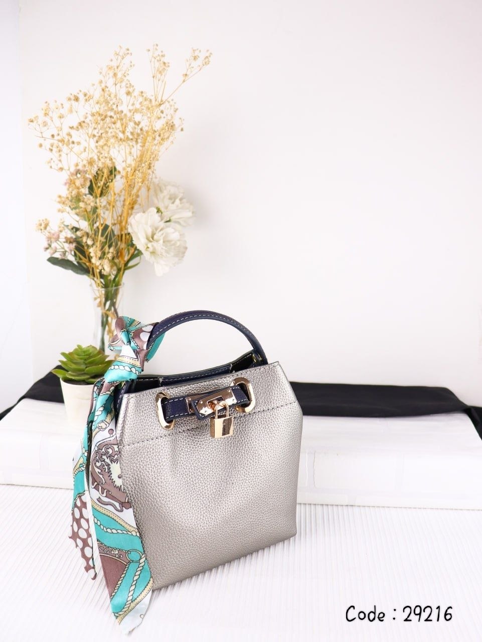 HERMES Luxurious Women's Handbag with Multiple Carrying