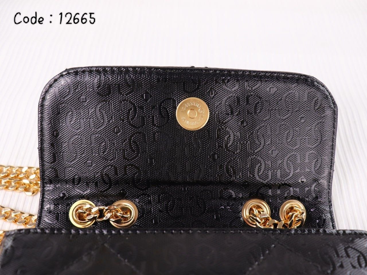 Elevate Your Style: Guess Signature Chain Crossbody Bag