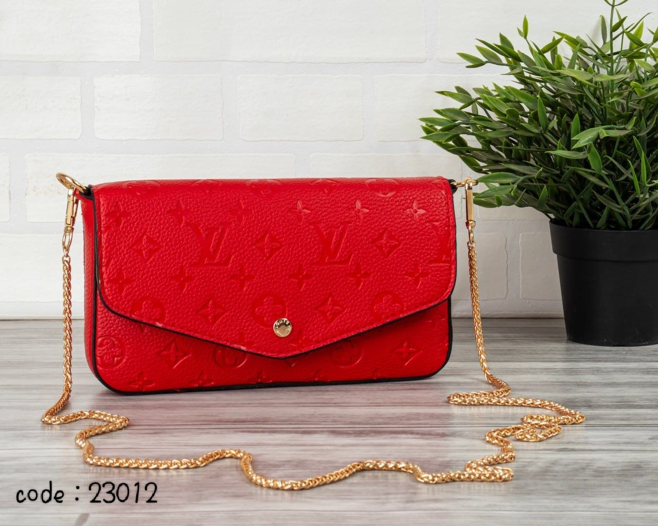 LOUIS VUITTON Elegant 3-in-1 Monogram Chain Crossbody Bag
